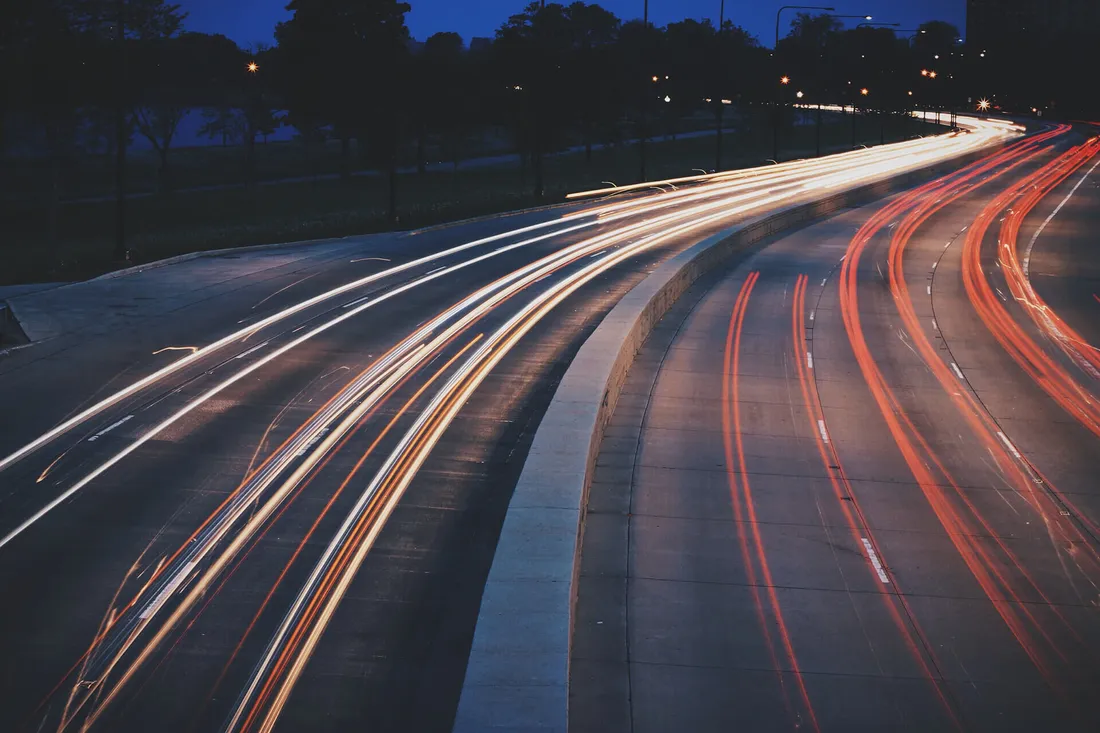 Carretera iluminada al anochecer