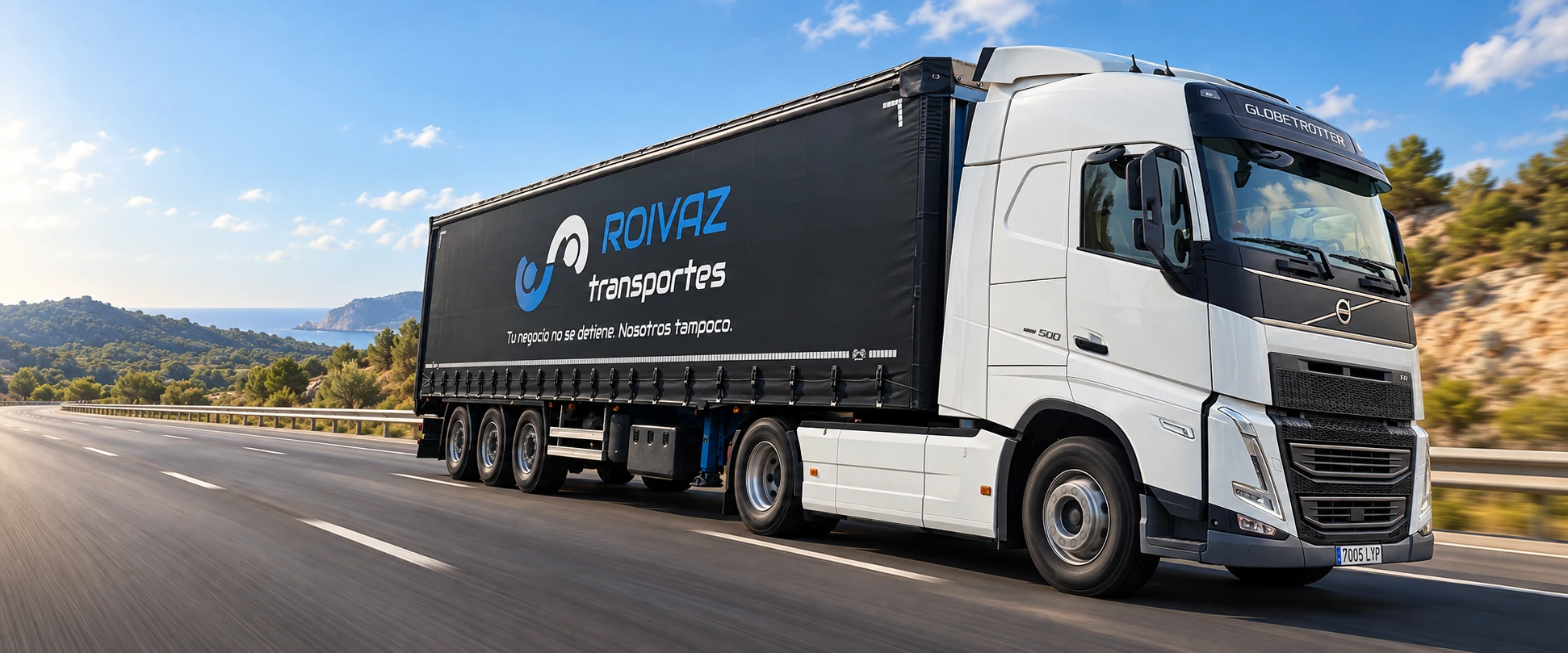 Recreación del Volvo de Roivaz Transportes circulando por una autopista, con la marca visible en el semirremolque